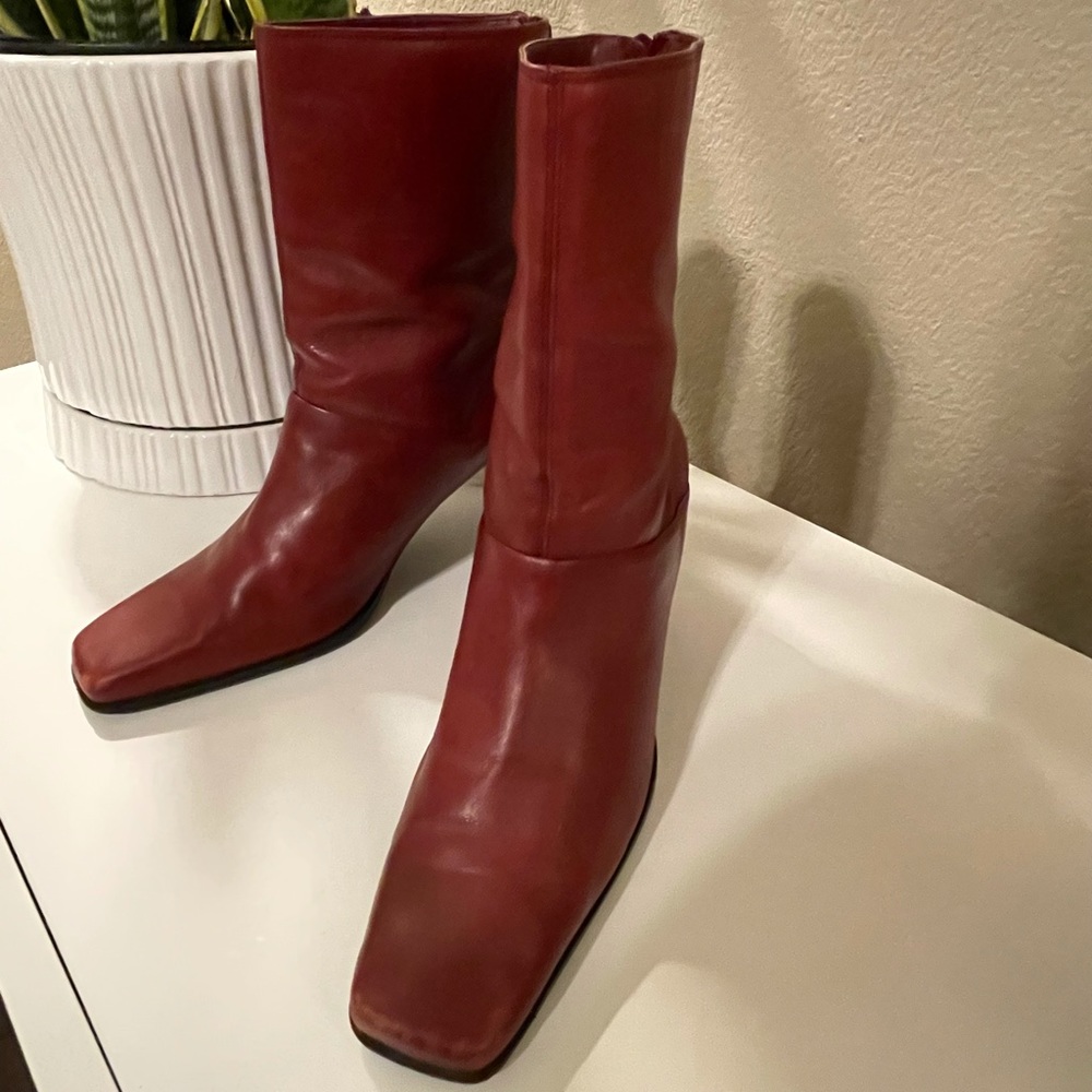 Markon Waldo Leather Ankle Boots in Red, size 9M.